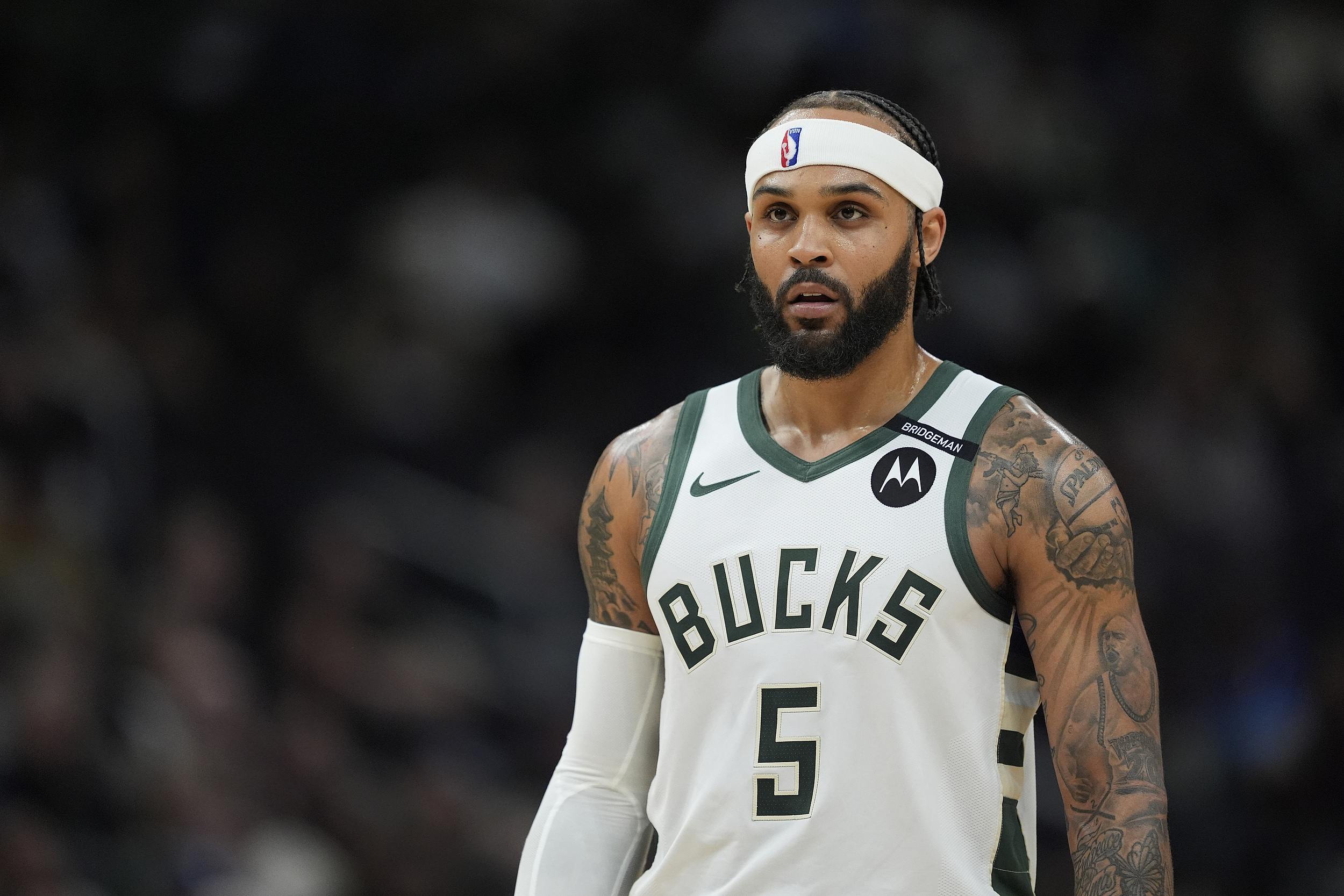 冲刺阶段英超传出新动向；密尔沃基雄鹿造点机会；管理层表态——态度坚定；临场指挥获称赞的简单介绍