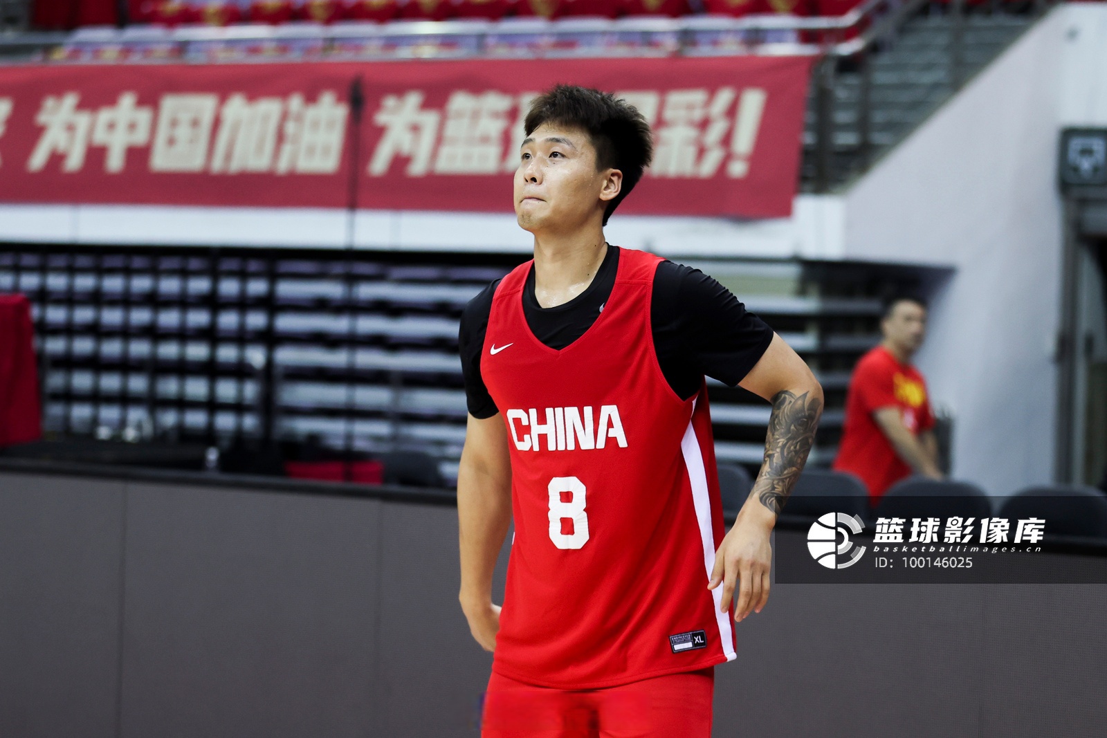 转会期深圳男篮调整名单以备CBA季后赛；防线松动环节打磨；球迷炸锅；临场指挥获称赞的简单介绍